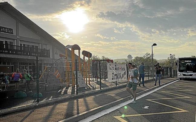 Llegada del único autobús de los previstos en la ikastola Etxaurren con solo cuatro alumnos a bordo. | FOTO: ARACELI OIARZABAL