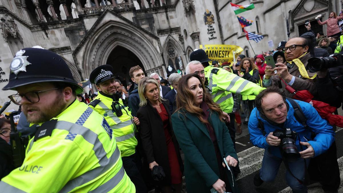 Stella, la mujer de Assange, abandona la corte londinense.