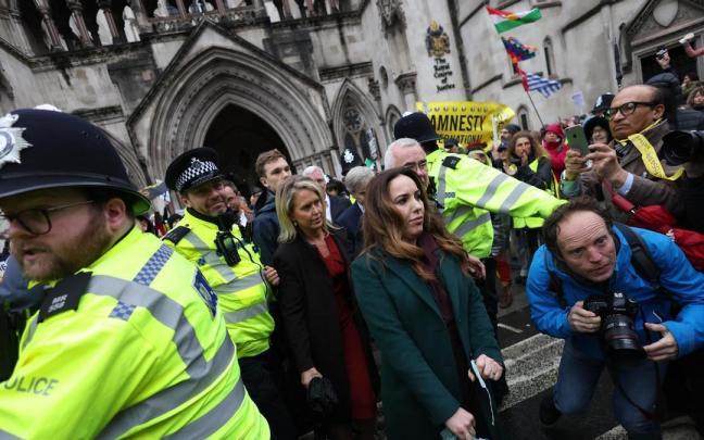 Stella, la mujer de Assange, abandona la corte londinense. / EFE Stella, la mujer de Assange, abandona la corte londinense.