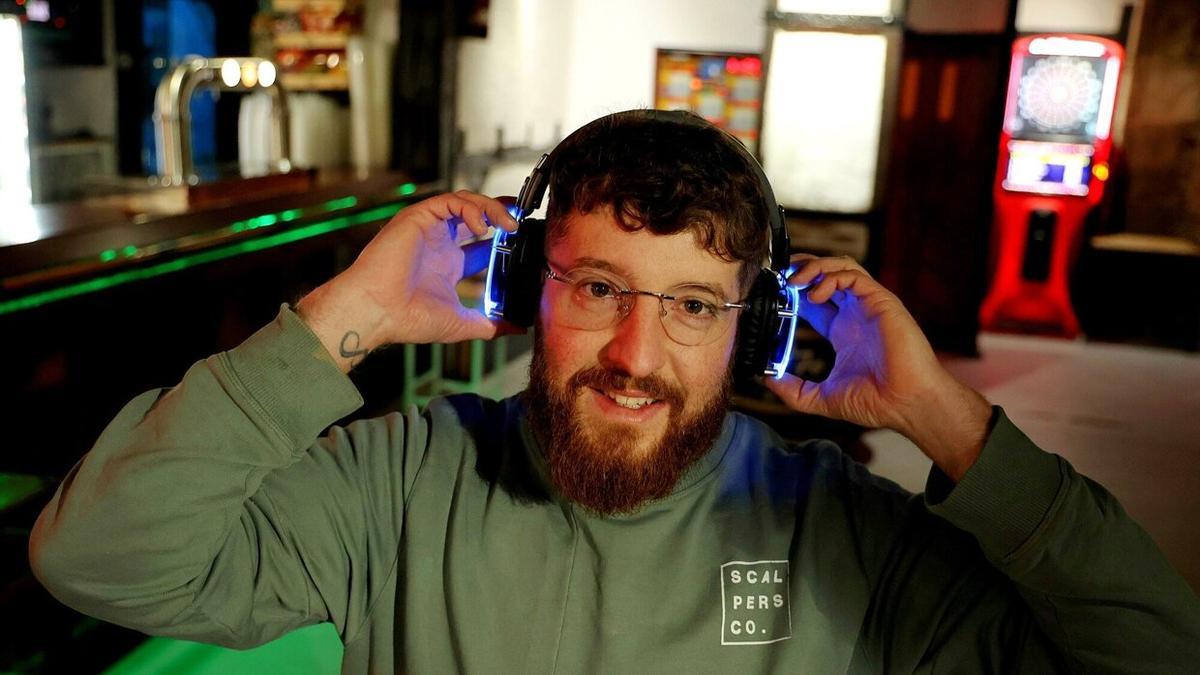 Aitzol Torrecillas, dueño del bar La Bodega de Hernani, con uno de los auriculares inalámbricos.