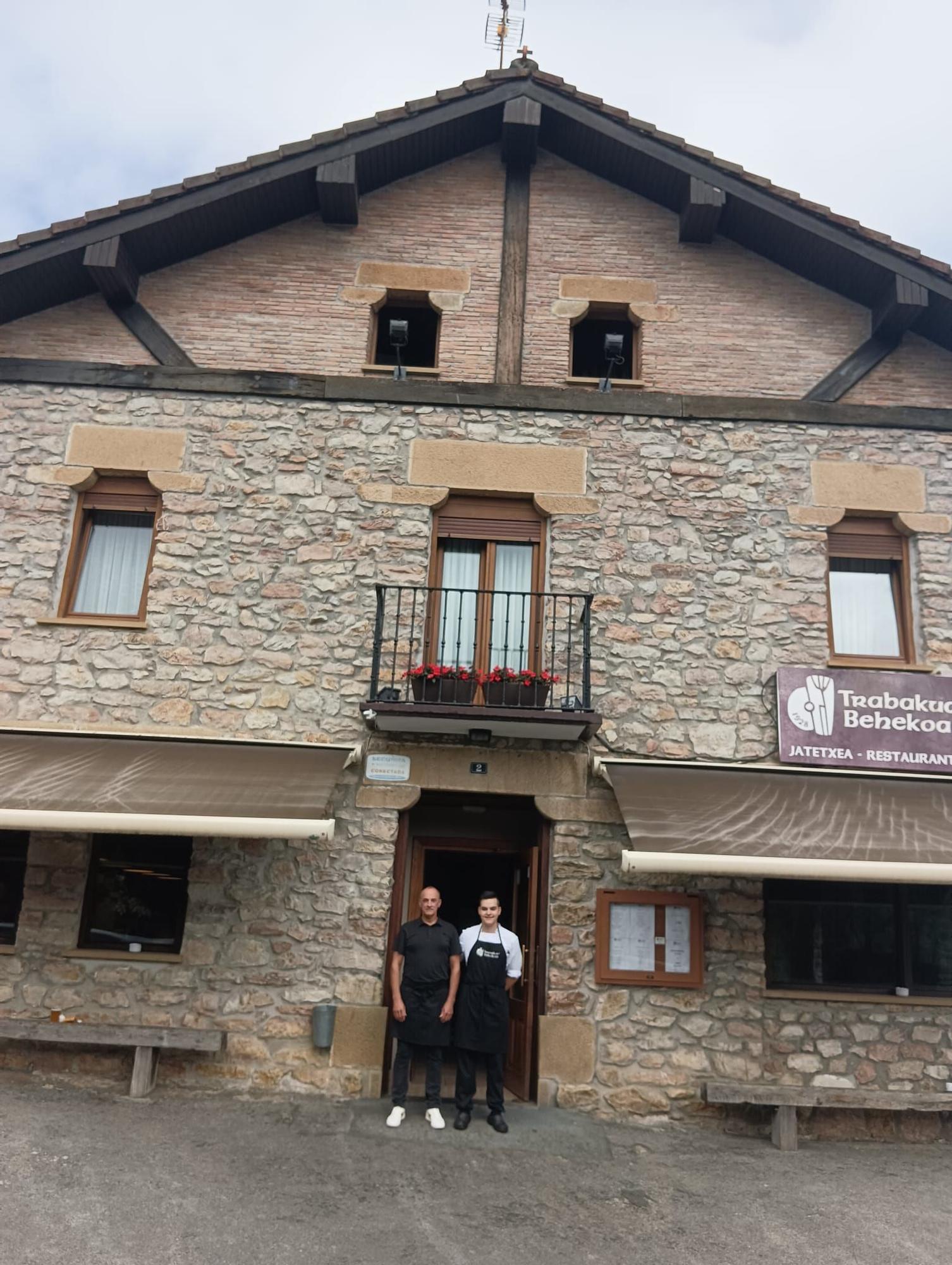 Christian J. Méndez e Imanol Mugarza en la puerta del restaurante.
