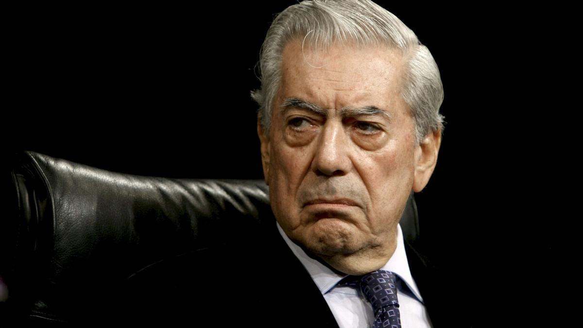 El escritor Mario Vargas Llosa, durante la presentación de su ensayo "El viaje a la ficción. El mundo de Juan Carlos Onetti".