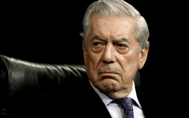 El escritor Mario Vargas Llosa, durante la presentación de su ensayo "El viaje a la ficción. El mundo de Juan Carlos Onetti". / Paco Campos El escritor Mario Vargas Llosa, durante la presentación de su ensayo "El viaje a la ficción. El mundo de Juan Carlos Onetti".