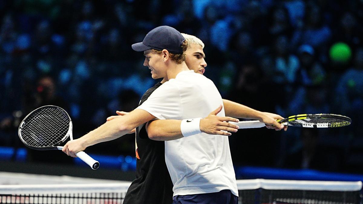 Sinner y Alcaraz se abrazan en las pasadas ATP Finals de Turín.