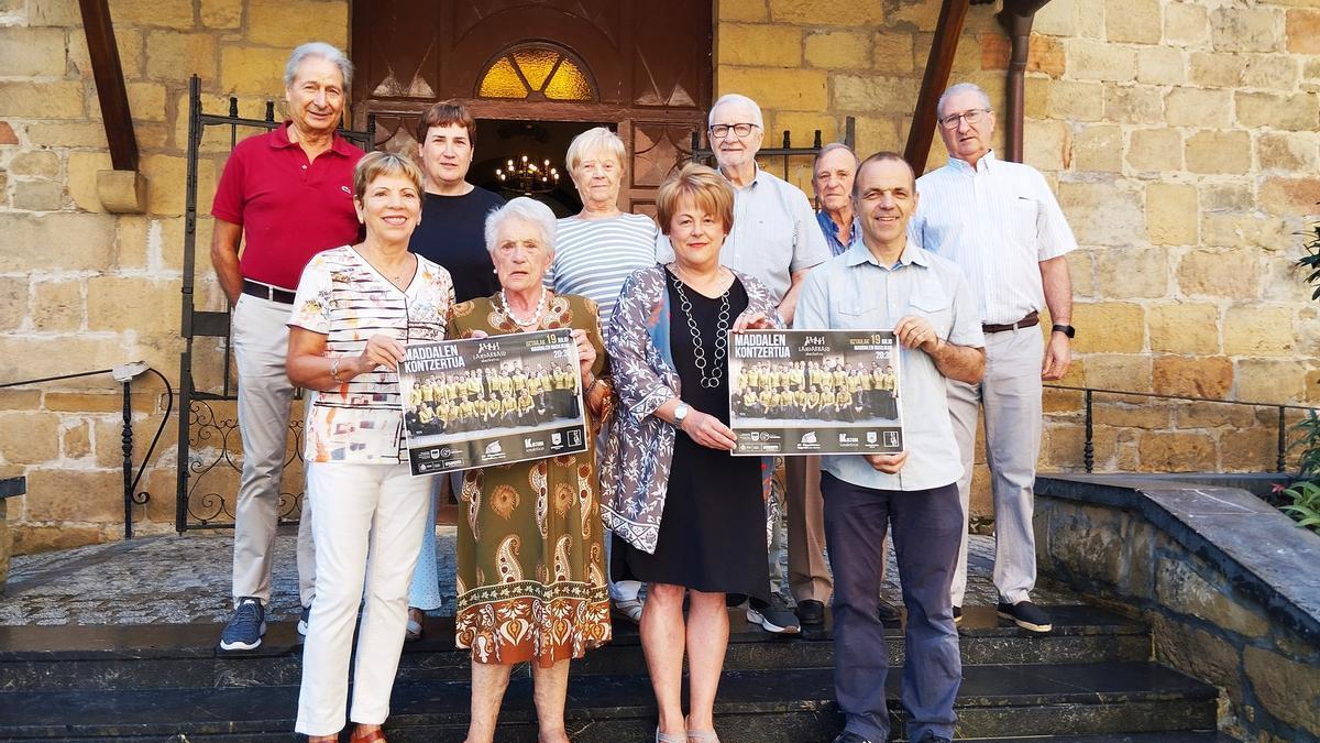 Maria Madalena Lagunak elkarteko kideak eta Tolaretxipi