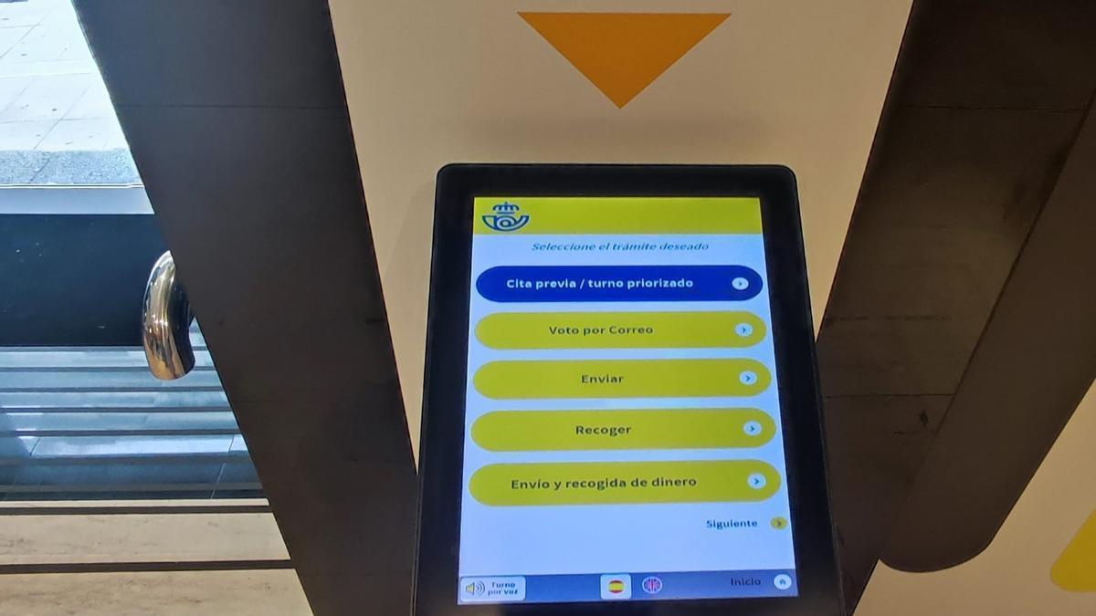 El voto por correo pueden solicitarlo los residentes en Euskadi, los vascos empadronados en la comunidad autónoma pero que viven fuera temporalmente y aquellos que residen permanentemente en el extranjero pero tienen derecho a voto