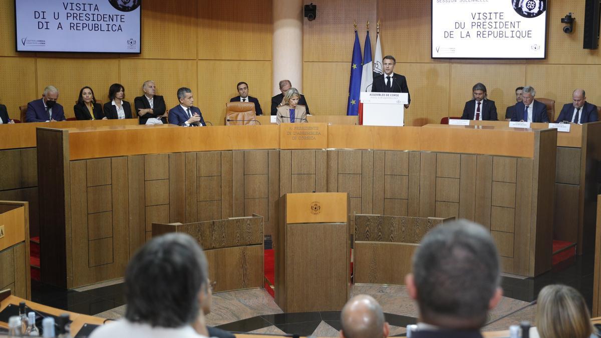 Macron interviene ante la Asamblea legislativa corsa.