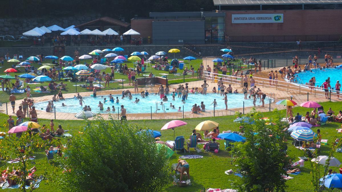 Los niños y las niñas que quieran usar la piscina infantil tendrán que esperar hasta el viernes para volver a refrescarse en ella.