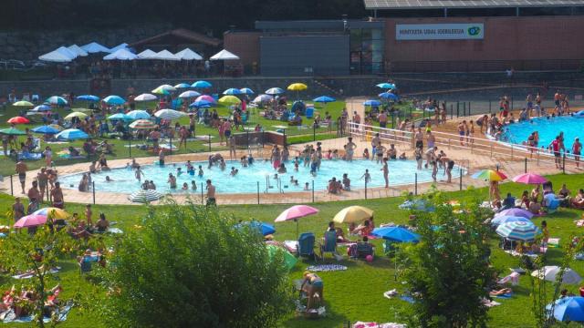 Los niños y las niñas que quieran usar la piscina infantil tendrán que esperar hasta el viernes para volver a refrescarse en ella.