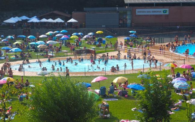 Los niños y las niñas que quieran usar la piscina infantil tendrán que esperar hasta el viernes para volver a refrescarse en ella.