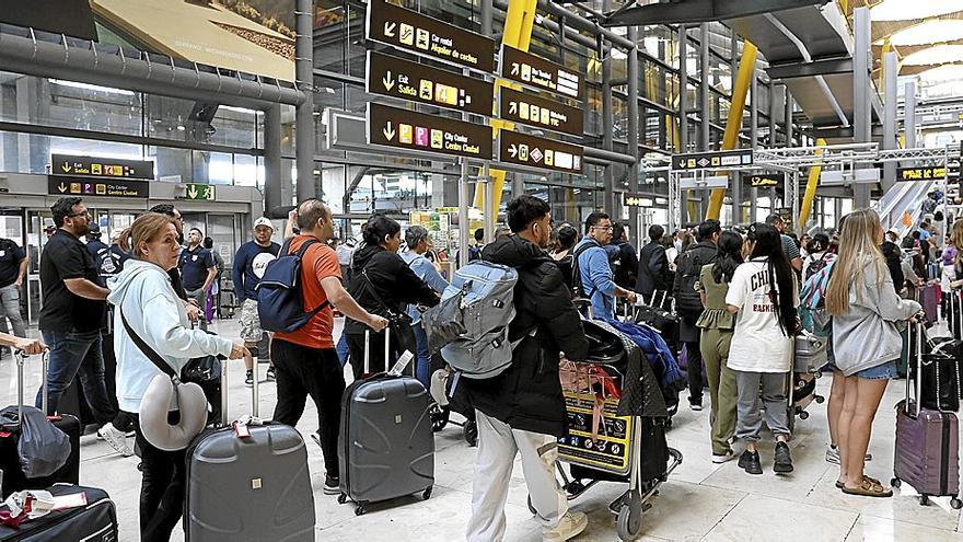 Varios viajeros en el aeropuerto esperan con sus maletas para poder entrar en el avión. | FOTO: E.P.
