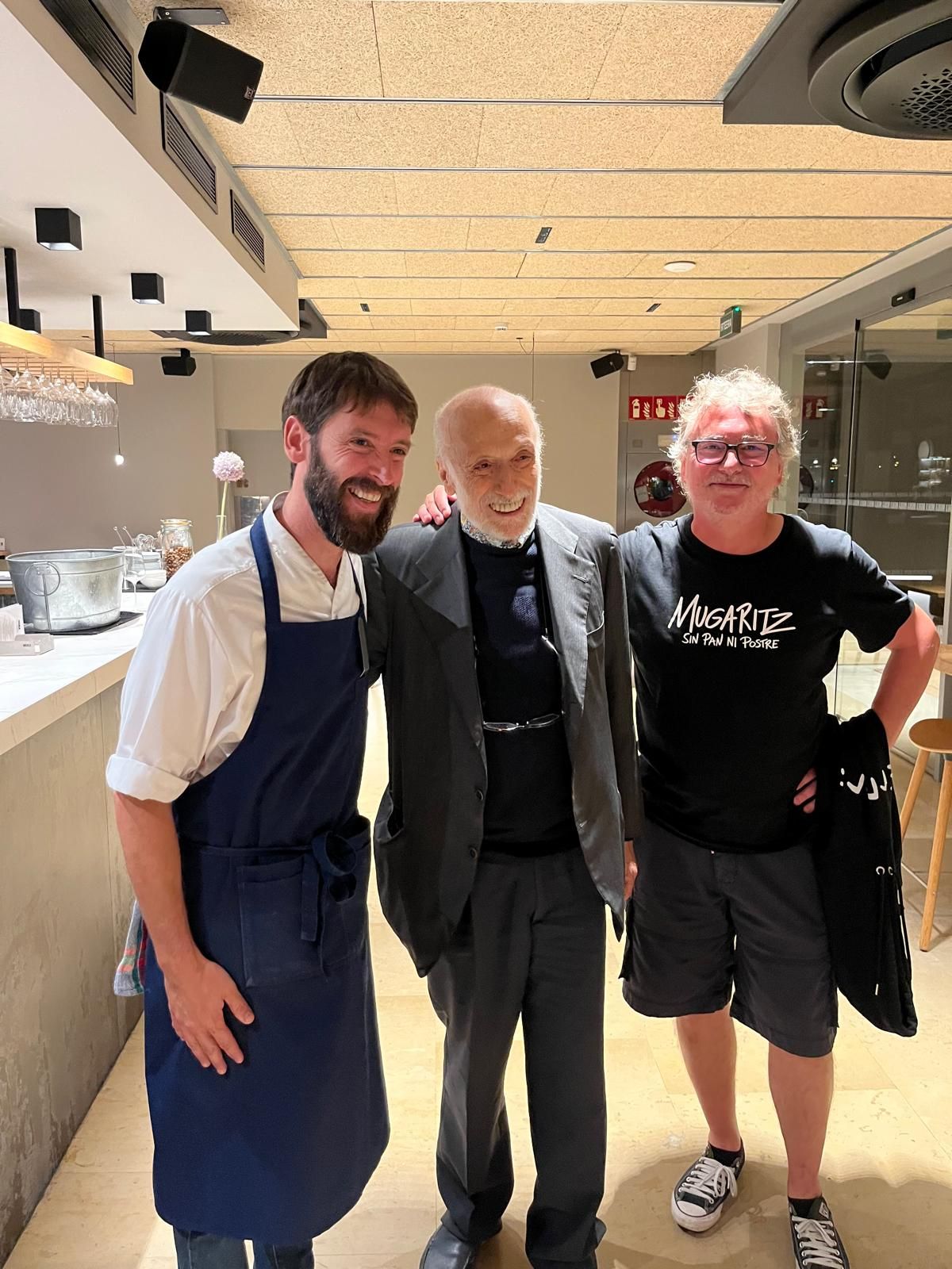 Carlo Petrini en el Muka donostiarra, entre Juan Vargas y Andoni Luis Aduriz.