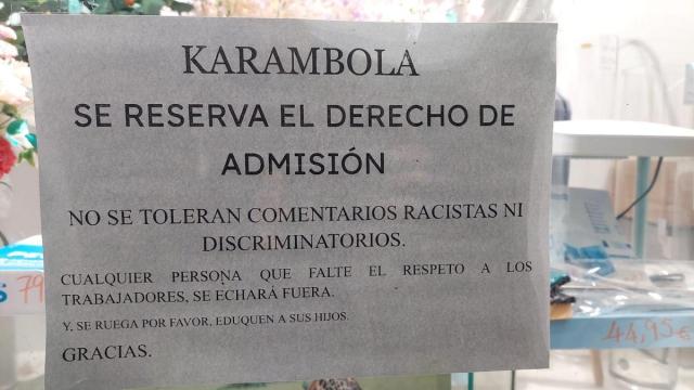 Cartel que han colocado en el exterior del establecimiento Karambola, en Zarautz, tras varios episodios de faltas de respeto.