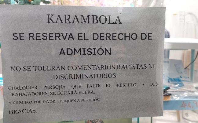 Cartel que han colocado en el exterior del establecimiento Karambola, en Zarautz, tras varios episodios de faltas de respeto.