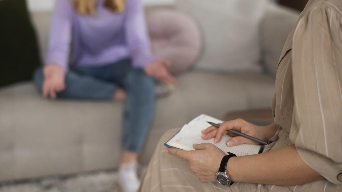 Una mujer, en una terapia psicológica.
