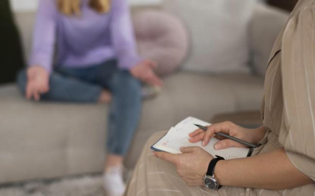 Una mujer, en una terapia psicológica.
