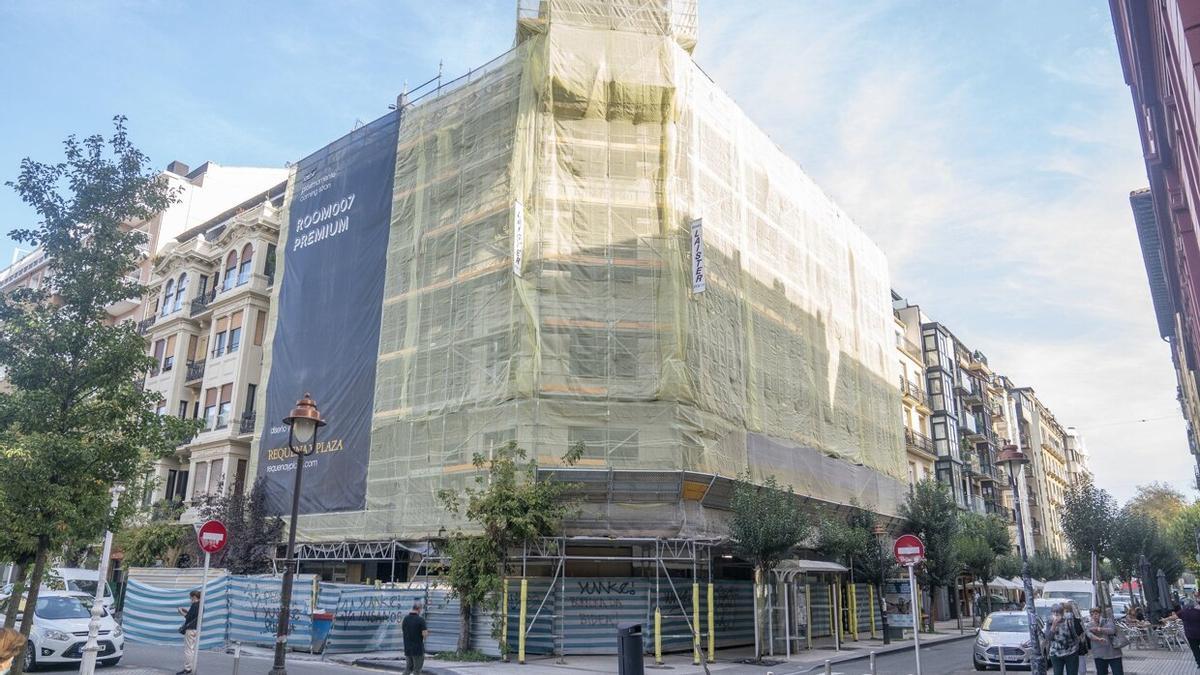 El edificio de la esquina Matia-Sukia, que estuvo largo tiempo cubierto de un andamio, ya retirado.