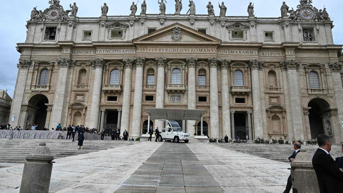 El Papa abandona la plaza de San Pedro tras su audiencia semanal.