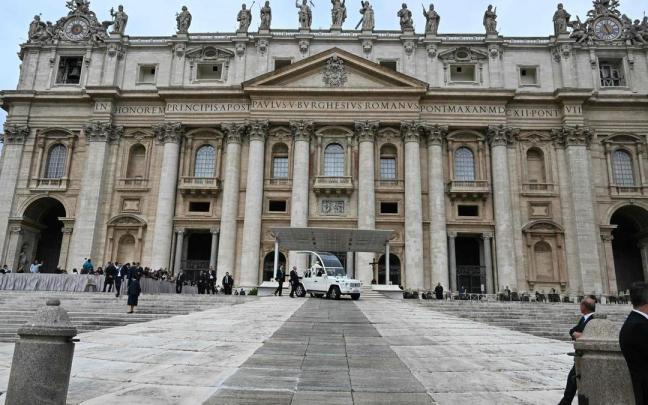 El Papa abandona la plaza de San Pedro tras su audiencia semanal.