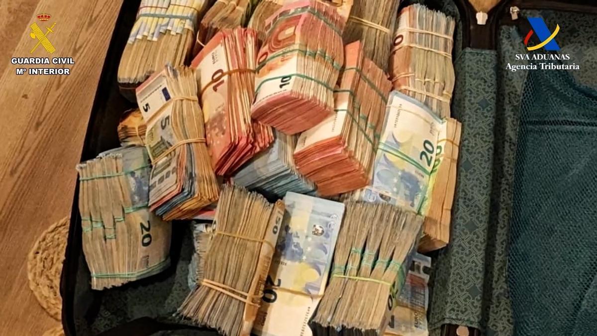 Dinero incautado en la operación.