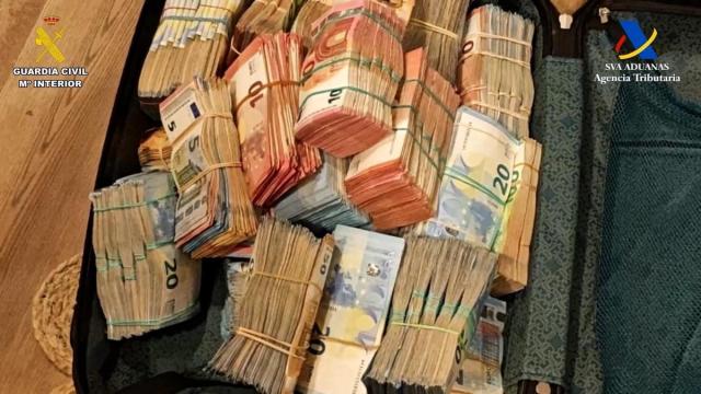 Dinero incautado en la operación.