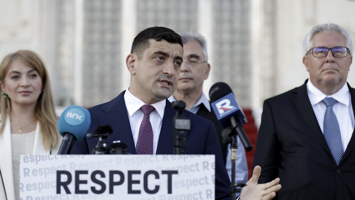 George Simion, líder del partido ultranacionalista AUR, comparece durante la jornada electoral.