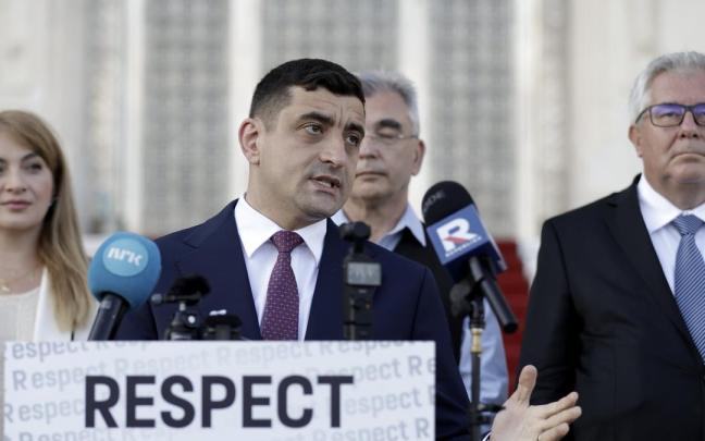 George Simion, líder del partido ultranacionalista AUR, comparece durante la jornada electoral.