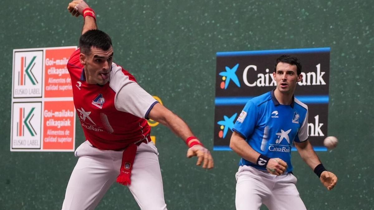 Ezkurdia golpea la pelota en presencia de Altuna en las semifinales del torneo de La Blanca.