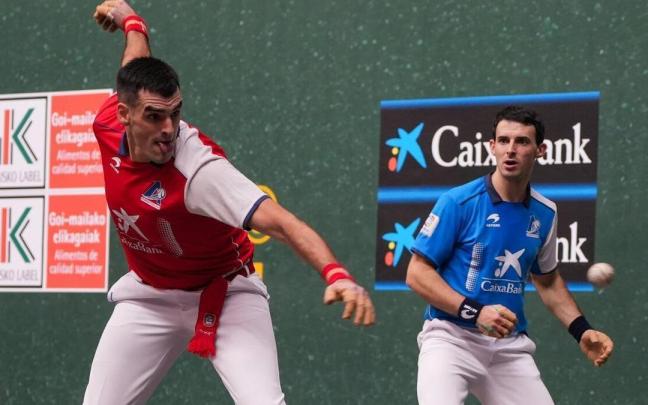 Ezkurdia golpea la pelota en presencia de Altuna en las semifinales del torneo de La Blanca. Ezkurdia golpea la pelota en presencia de Altuna en las semifinales del torneo de La Blanca.
