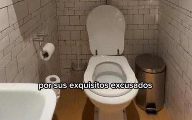Uno de los baños que muestra en los vídeos. / TikTok (@jcnanoo) Uno de los baños que muestra en los vídeos.