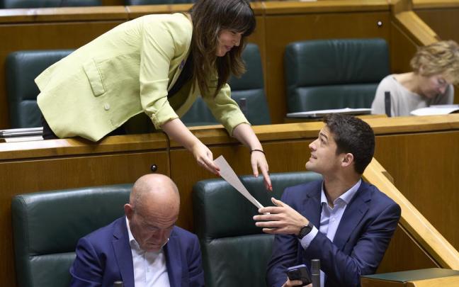 La parlamentaria de EH Bildu Oihana Etxebarrieta entrega un documento al portavoz del PNV, Joseba Díez Antxustegi / Efe La parlamentaria de EH Bildu Oihana Etxebarrieta entrega un documento al portavoz del PNV, Joseba Díez Antxustegi