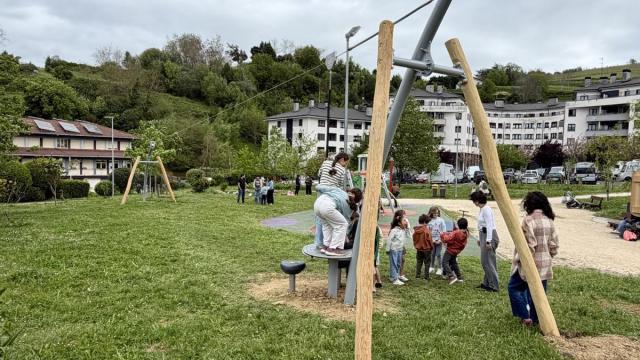 Getariarras disfrutando de la nueva tirolina.