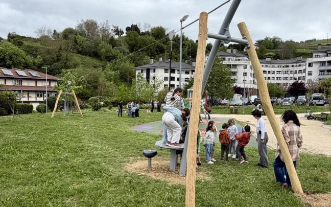 Getariarras disfrutando de la nueva tirolina.