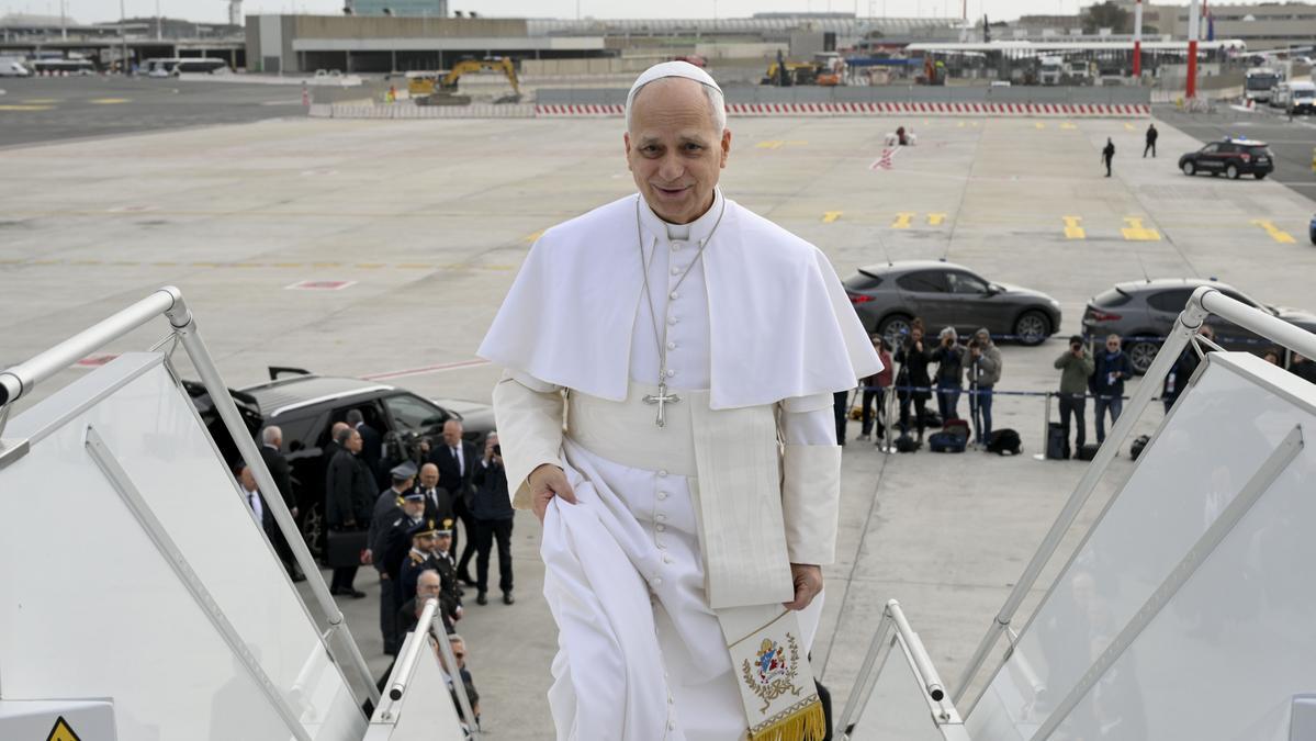 León XIV, al inicio de su gira por África.