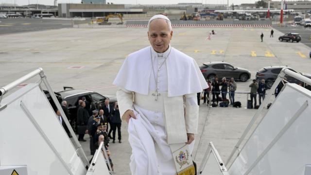 León XIV, al inicio de su gira por África.