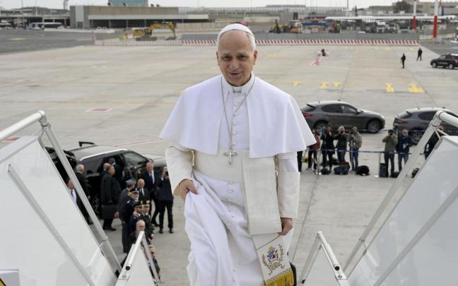 León XIV, al inicio de su gira por África.