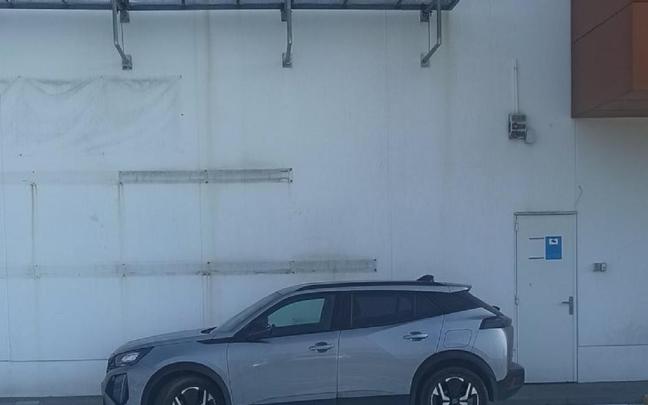 El coche, aparcado en el centro comercial.