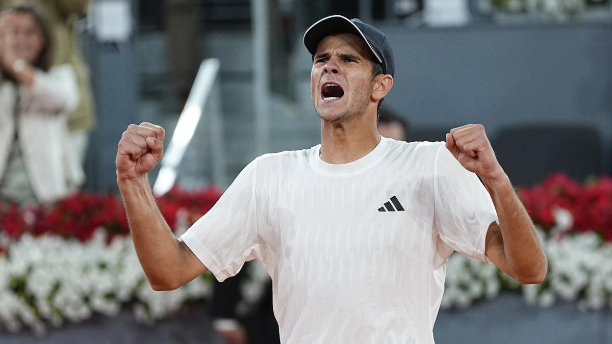 Rafael Jódar celebra su victoria ente Joao Fonseca en Madrid.