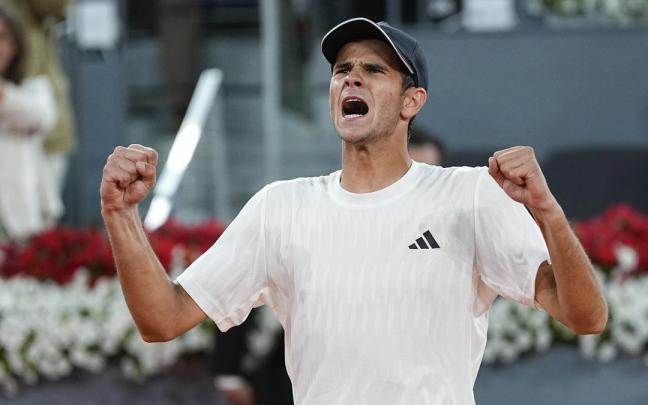 Rafael Jódar celebra su victoria ente Joao Fonseca en Madrid.