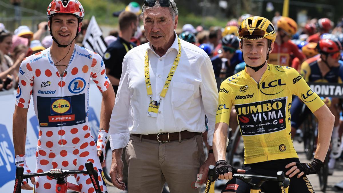 Eddy Merckx, con Ciccone y Vingegaard en la salida.