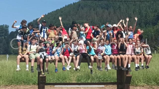 Los alumnos de 5º de Primaria de la ikastola Urretxu-Zumarraga, poniendo a prueba el banco. / N.G. Los alumnos de 5º de Primaria de la ikastola Urretxu-Zumarraga, poniendo a prueba el banco.