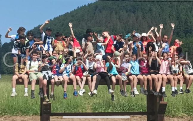 Los alumnos de 5º de Primaria de la ikastola Urretxu-Zumarraga, poniendo a prueba el banco. / N.G. Los alumnos de 5º de Primaria de la ikastola Urretxu-Zumarraga, poniendo a prueba el banco.