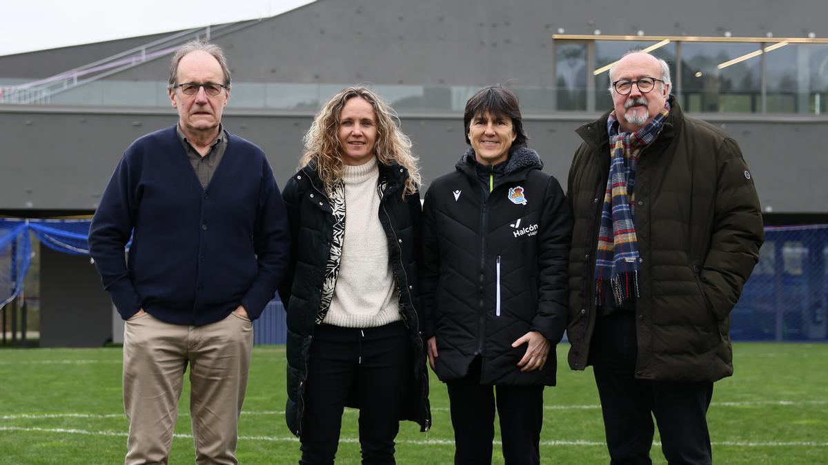 Maider Castillo, segunda por la izquierda, junto a los directivos Ibarburu y Uranga, y a Garbiñe Etxeberria. / REAL SOCIEDAD