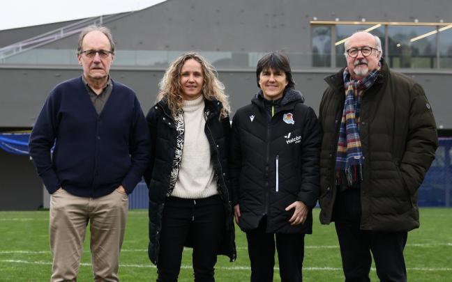 Maider Castillo, segunda por la izquierda, junto a los directivos Ibarburu y Uranga, y a Garbiñe Etxeberria. / REAL SOCIEDAD