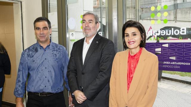 El presidente de Canarias, Fernando Clavijo, junto a la consejera de Bienestar, Juventud y Reto Demográfico del Gobierno vasco, Nerea Melgosa.