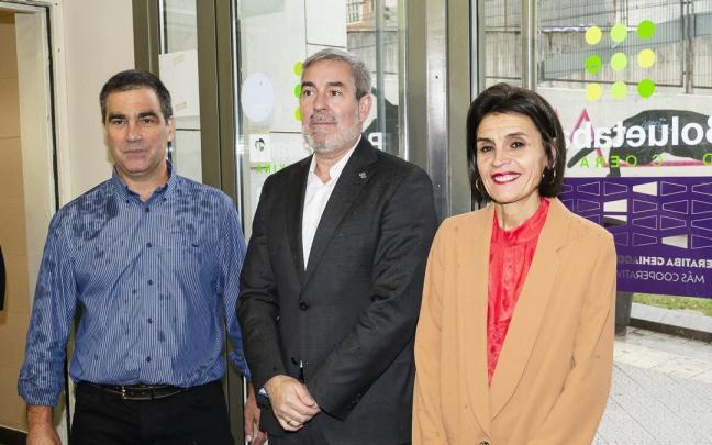 El presidente de Canarias, Fernando Clavijo, junto a la consejera de Bienestar, Juventud y Reto Demográfico del Gobierno vasco, Nerea Melgosa.