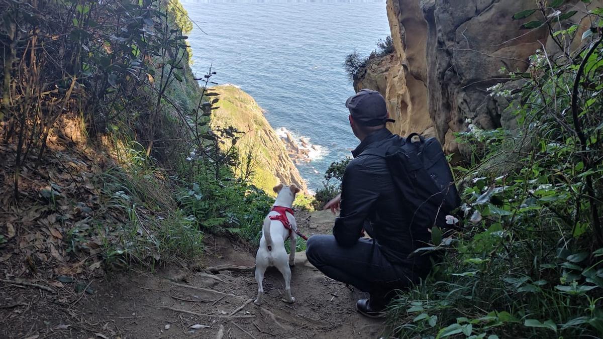 Espectacular imagen de nuestros protagonistas al borde de un acantilado
