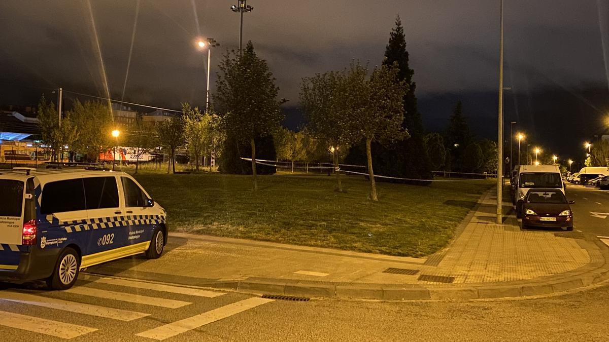 Zona ajardinada acordonada por la Policía Municipal.