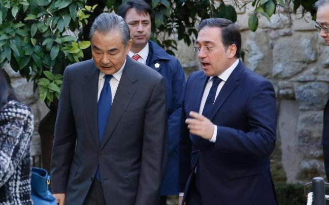 Albares junto a su homólogo chino, Wang Yi.