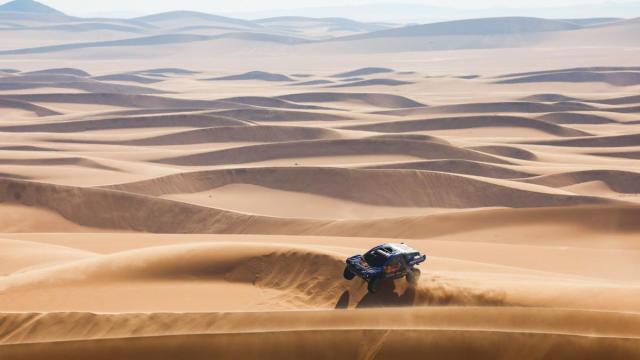 Nani Roma afronta las dunas durante la octava etapa del Rally Dakar, en la que se situó como nuevo líder.